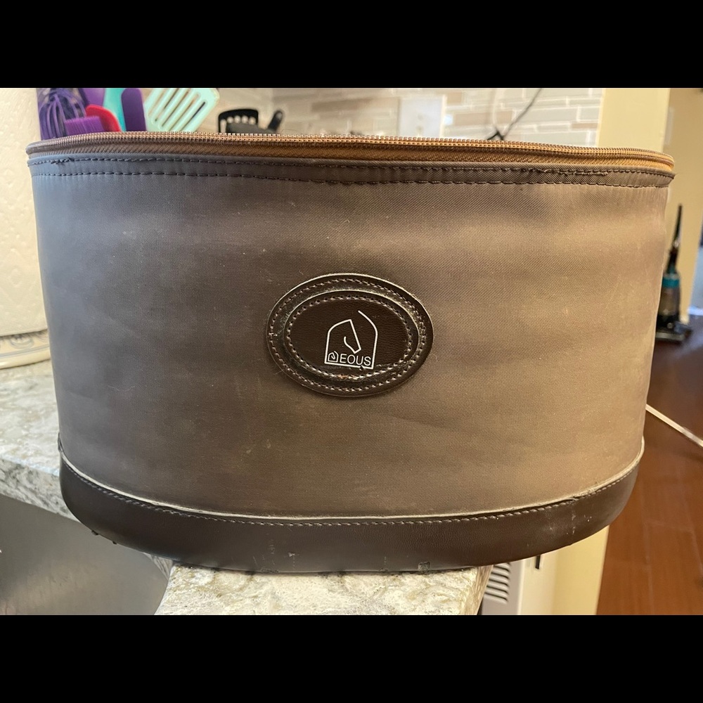 Equs Helmet Carrier